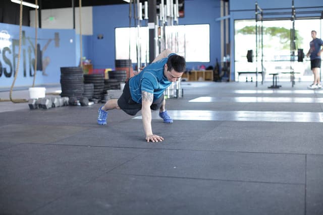 Single-Arm Push-Up - view 2