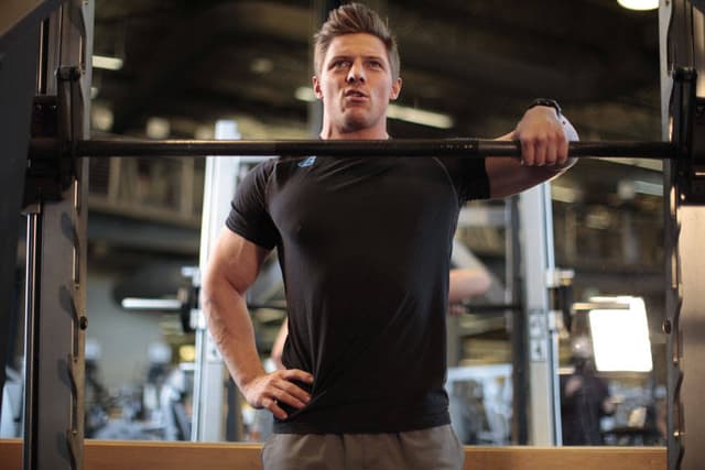 Smith Machine One-Arm Upright Row - view 2