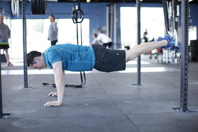 Suspended Reverse Crunch